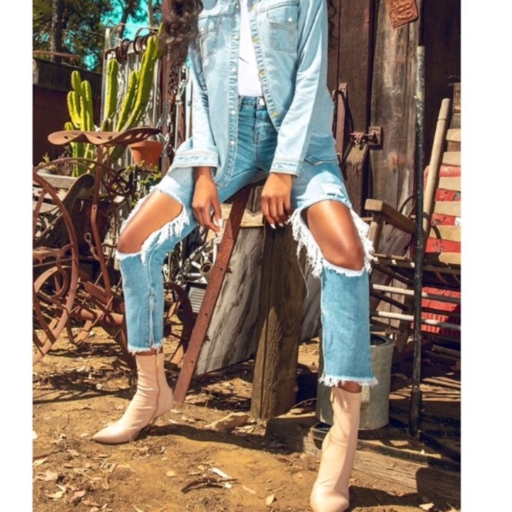 NWT Distressed knee hole jeans 👖